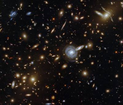 Hubble показал сотни галактик на одном фото и мира