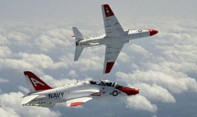 Два учебных самолета ВМС США столкнулись в воздухе: пилоты катапультировались