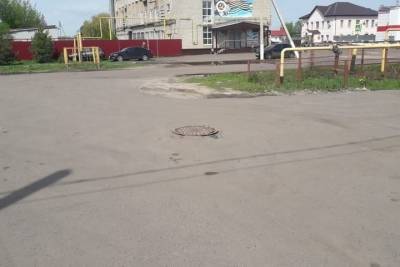 В Петровском районе отремонтировали опасный люк на парковке