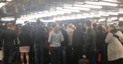 Карантин в Киеве: на станции метро "Позняки" – давка из-за новых турникетов (фото)