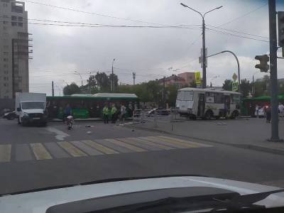 В Челябинске ПАЗик с пассажирами врезался в грузовик
