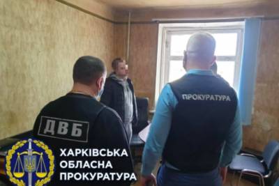 Затянули женщину в машину и избили мужчину: в Харькове сообщили о подозрении четырем полицейским