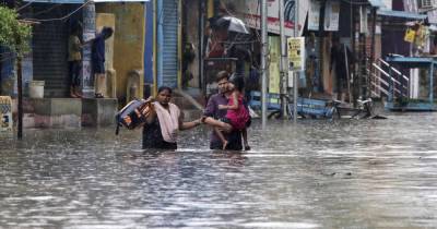 На Индию обрушился самый мощный за последние 20 лет циклон: власть боится новой вспышки COVID (6 фото)