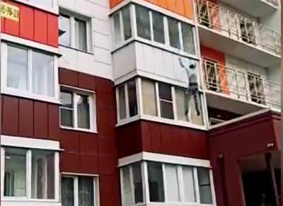 В Ростове-на-Дону в микрорайоне Суворовский мужчина выпал из окна пятого этажа многоэтажки