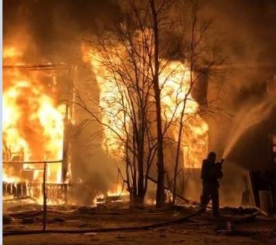 В Ноябрьске за ночь сгорели пять домов, пожарные подозревают поджоги