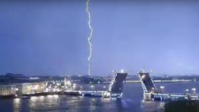 Молния ударила в телебашню во время ночной грозы в Петербурге