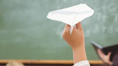 На Украине учительница с ножом заставила школьника съесть бумажный самолетик