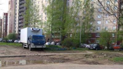 Более тысячи жалоб на нарушителей парковки поступило в петербургскую ГАТИ