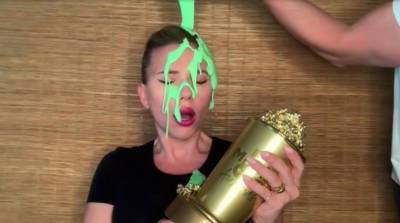 Муж Скарлет Йоханссон облил ее зеленой слизью прямо во время вручения награды на MTV