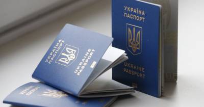 "Украина, иди-ка ты в ж*пу": женщина с детьми показательно "расправились" с паспортами, потому что их не выпустили в Турцию