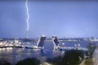 Момент удара молнии по петербургской телебашне попал на видео