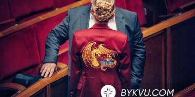 Анна Скороход пришла в Раду в красном костюме с вышитым драконом – ее сравнивают с Юлией Тимошенко - ТЕЛЕГРАФ