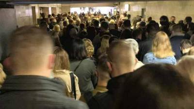 Первый день коллапса: на станции метро "Позняки" в Киеве образовалась огромная толпа