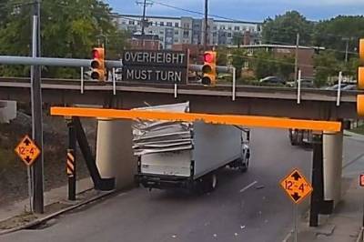 Сеть взорвало видео, как мост срезал крышу грузовика (ВИДЕО)