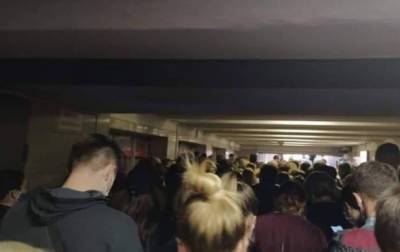 В метро Киева толпы людей из-за карантинных ограничений