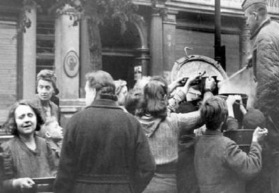 Чем красноармейцы так удивили жительниц Берлина в 1945 году