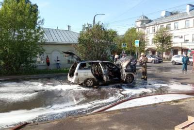 В центре Костромы сгорел автомобиль ВАЗ