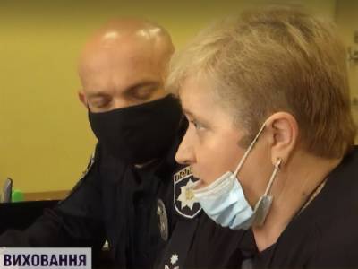 Во Львовской области учительница заставляла школьника съесть бумажный самолетик и угрожала отрезать ему палец