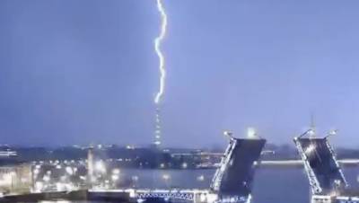 Телебашню в Петербурге поразил сильный разряд молнии