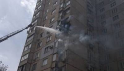 Началась срочная эвакуация: пожар разгорелся в квартире 16-этажки, появились фото