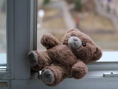 На Южном Урале полуторагодовалый ребенок выпал из окна пятиэтажки