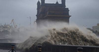 В Индии бушует самый мощный за 20 лет циклон Тауктае, есть погибшие (фото, видео)