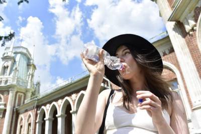 Москвичам из-за жары стали бесплатно раздавать воду на станциях метро и МЦК