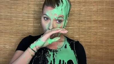 Муж Скарлетт Йоханссон жестоко облил её зелёной слизью в прямом эфире MTV
