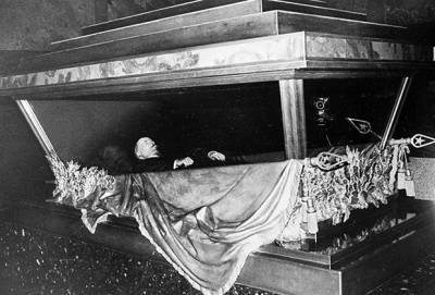 Почему на самом деле Сталин сделал мумию из тела Ленина