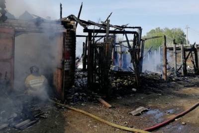 В Рыбновском районе сгорели гараж и четыре сарая