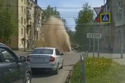 В центре Ярославля из-под земли ударил гейзер