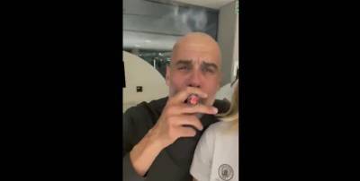 Хосеп Гвардиола с сигарой во рту спел песню Don’t Look Back in Anger - видео - ТЕЛЕГРАФ