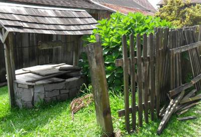 В Тихвинском районе мужчина расстрелял забор соседки