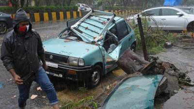 На Индию обрушился мощный циклон: есть погибшие (видео)