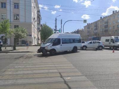 В центре Челябинска произошло массовое ДТП с маршруткой