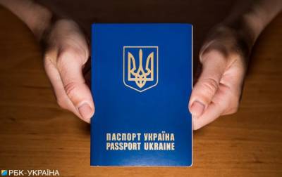 «Украина, пошла ты в ж*пу»: женщина из Харькова с детьми выкинули свои паспорта (ВИДЕО)
