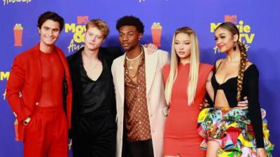 MTV Movie & TV Awards-2021: головні образи червоної килимової доріжки