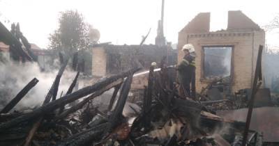 В Харьковские области сразу три частные усадьбы оказались в огне: подозревают поджог