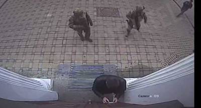 Появилось видео с камер наблюдения во время обысков в доме Кличко