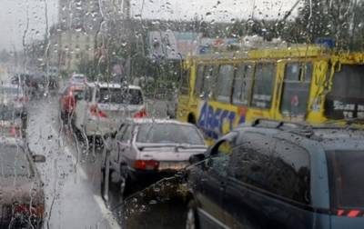 Киев накрыл сильный дождь с градом
