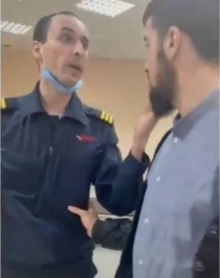 В аэропорту Салехарда охранник, размахивая руками, выгнал на улицу пассажиров с детьми