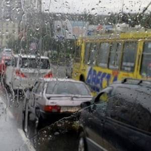Киев накрыл сильный дождь с градом. Видео