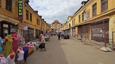 В Апраксином дворе начали сносить торговые прилавки