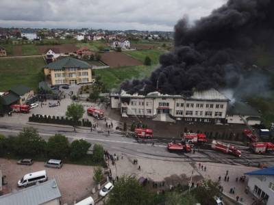 На Прикарпатье горел крупнейший в регионе магазин автомобильных покрышек (ФОТО)