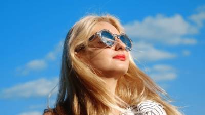 Врач-офтальмолог предостерег россиян от длительного ношения солнцезащитных очков