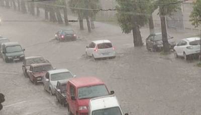 Сильный ливень затопил улицы Хмельницкого