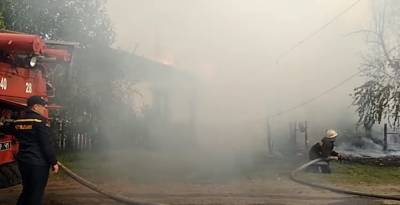 Огонь перебросился на дома соседей: Харьковские спасатели 6 часов боролись со стихией, видео