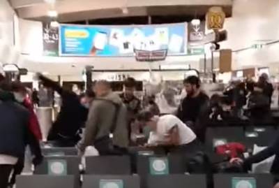 "Лупили друг друга руками и ногами": пассажиры устроили побоище в аэропорту, видео