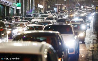 Киев остановился в пробках из-за непогоды: какие улицы стоит объезжать