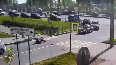 На пешеходном переходе на Пискарёвском проспекте водительница автомобиля сбила велосипедиста-школьника